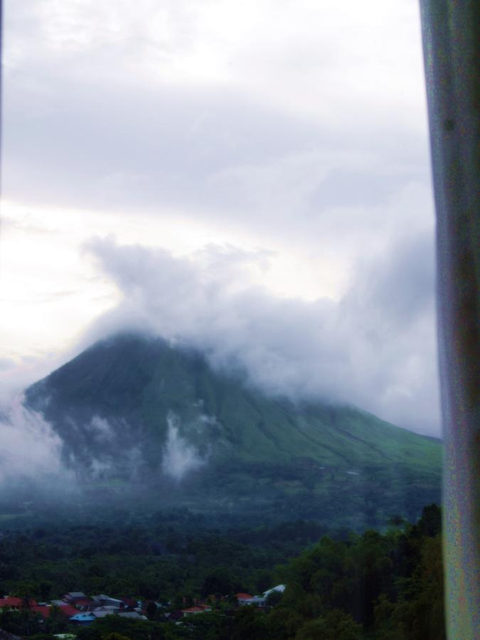 Leos Hotel Tomohon Zewnętrze zdjęcie
